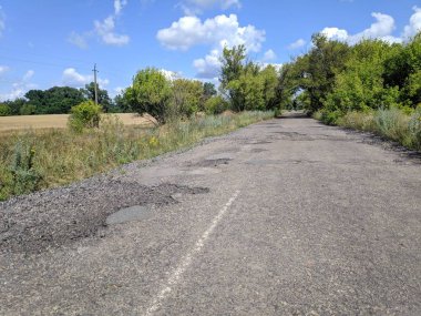 kötü yollar, yolda derin çukurlar, seyahat,