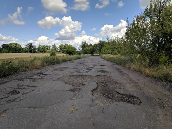 kötü yollar, yolda derin çukurlar, seyahat,