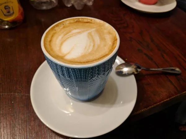 漂亮的一杯咖啡 在咖啡上画画 — 图库照片