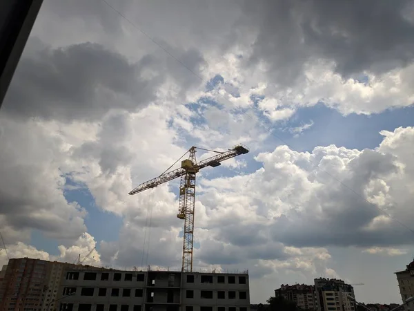 Grúa Construcción Grande Sobre Fondo Nubes — Foto de Stock