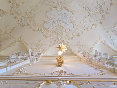 Güzel vintage avize. sarayda iç. zengin antikiç.