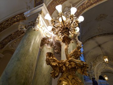 Güzel vintage avize. sarayda iç. zengin antikiç.