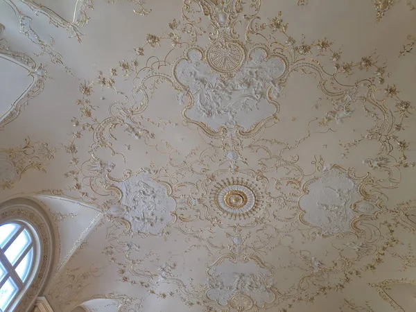 宮殿のインテリア 宮殿の壁に盲目の装飾 — ストック写真