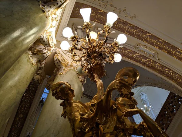 아름다운 빈티지 샹들리에 궁전의 풍부한 골동품 인테리어 — 스톡 사진