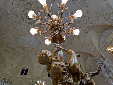 Güzel vintage avize. sarayda iç. zengin antikiç.