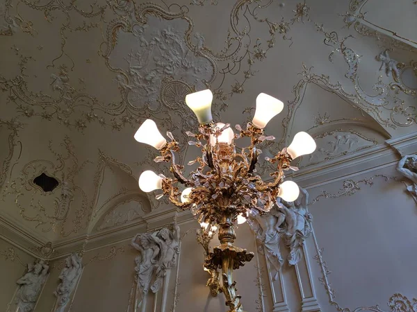 美丽的复古吊灯 室内在宫殿 丰富的古董内饰 — 图库照片