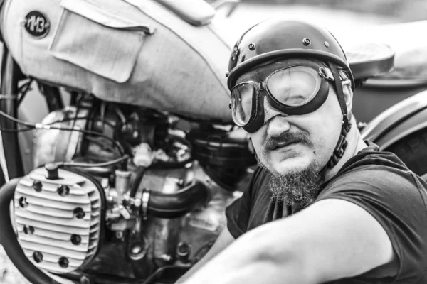 Porträtt Biker Man Med Mustasch Och Skägg — Stockfoto