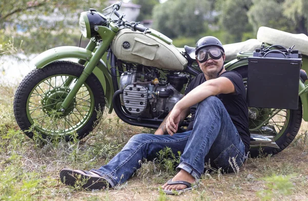Πορτρέτο Ενός Μοτοσικλετιστή Ένας Άντρας Μουστάκι Και Μούσι — Φωτογραφία Αρχείου