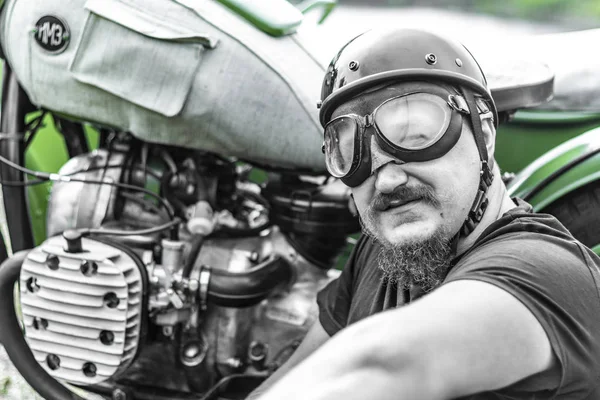 Porträtt Biker Man Med Mustasch Och Skägg — Stockfoto