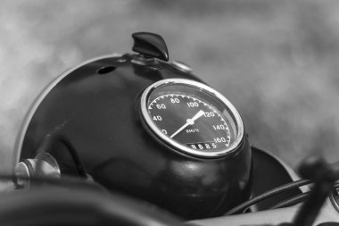 eski bir motosiklet in hız göstergesi. analog hız ölçer
