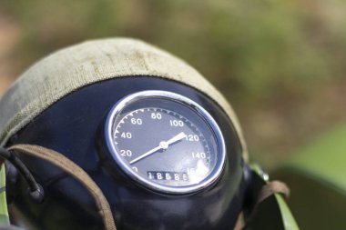eski bir motosiklet in hız göstergesi. analog hız ölçer