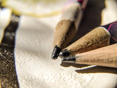 kalem yakın çekim. beyaz arka plan üzerinde kalemler