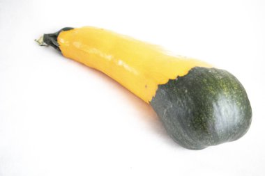 beyaz bir arka plan üzerinde sarı kabak. iki renkli kabak.