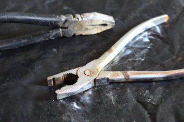 metal pliers. eski çilingir pliers.