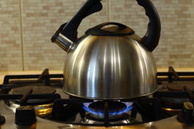 çelik su ısıtıcısı. bir gaz sobası üzerinde su ısıtıcısı.