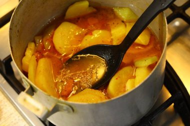 bir tavada patates. kızarmış patates. patates çorbası.