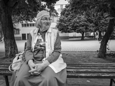 Odessa city, Ukrayna, Ağustos 2019. siyah beyaz sokak fotoğrafı. sokakta insanlar.
