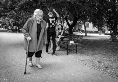 Odessa city, Ukrayna, Ağustos 2019. siyah beyaz sokak fotoğrafı. sokakta insanlar.