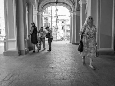 Odessa city, Ukrayna, Ağustos 2019. siyah beyaz sokak fotoğrafı. sokakta insanlar.