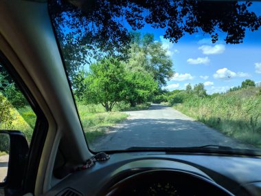 bir arabada seyahat. Sürücü sürüyor. yaz yolu.
