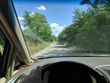 bir arabada seyahat. Sürücü sürüyor. yaz yolu.