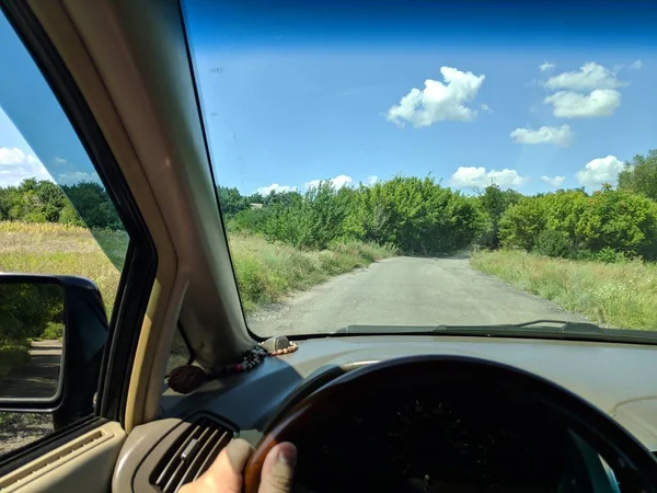 Путешествовать Машине Водитель Рулём Летняя Дорога — стоковое фото