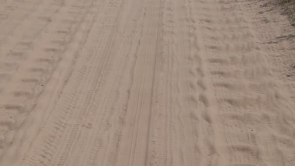 Σημάδια Από Λάστιχα Στην Άμμο Ίχνη Του Αυτοκινήτου — Αρχείο Βίντεο