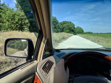 Bir arabanın içinde sürme. araç iç. sürücü toprak bir yolda sürmek.
