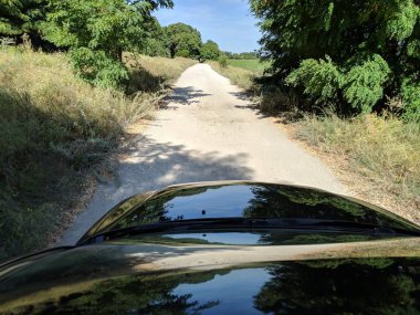 Bir arabanın içinde sürme. araç iç. sürücü toprak bir yolda sürmek.