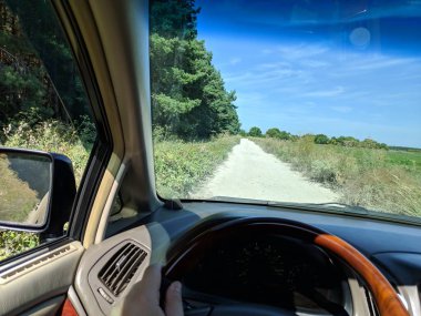 Bir arabanın içinde sürme. araç iç. sürücü toprak bir yolda sürmek.