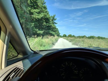 Bir arabanın içinde sürme. araç iç. sürücü toprak bir yolda sürmek.