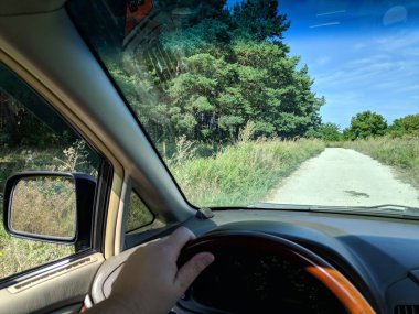 Bir arabanın içinde sürme. araç iç. sürücü toprak bir yolda sürmek.