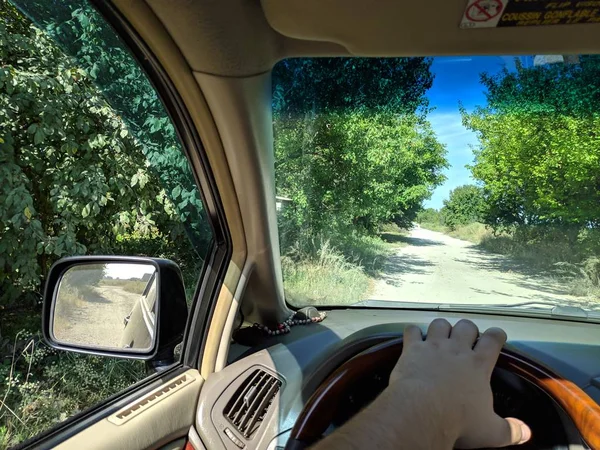 Bir Arabanın Içinde Sürme Araç Sürücü Toprak Bir Yolda Sürmek — Stok fotoğraf