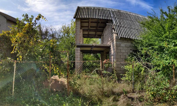 Starého Zničeného Soukromého Domu Nedokončený Cihlový Dům Houštině Stromů — Stock fotografie