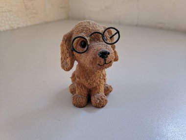 Bir köpek heykeli.gözlüklü köpek