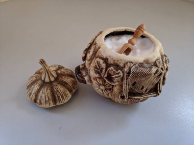 güzel tuz kabı. kil yemekleri. bir kabak şeklinde yemekler.