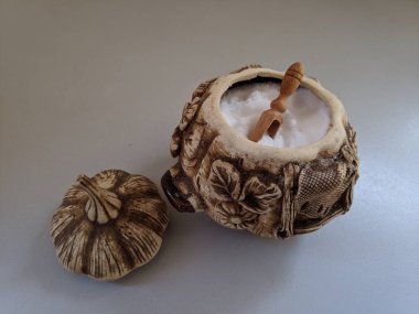 güzel tuz kabı. kil yemekleri. bir kabak şeklinde yemekler.