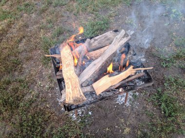 odun yanıyor. Ateş. bir barbekü yakacak odun ve yangın