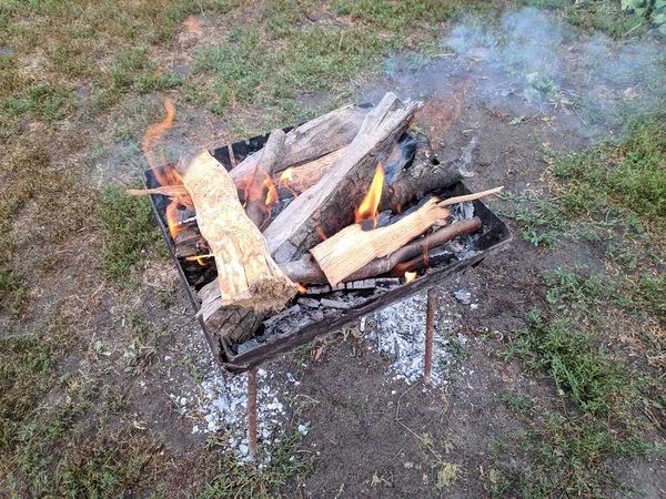 薪が燃えている たき火 バーベキューで薪と火 — ストック写真