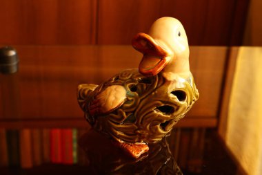 güzel porselen ördek heykelcik. oyuncak ördek.