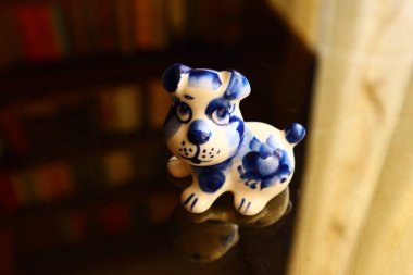 güzel porselen köpek heykelcik. oyuncak köpek.