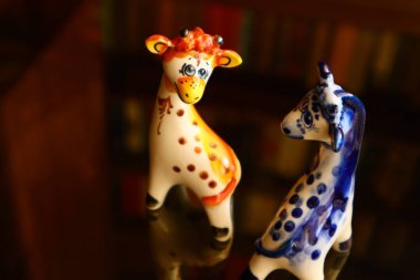 bir zürafa güzel heykelcikler. oyuncak zürafalar.