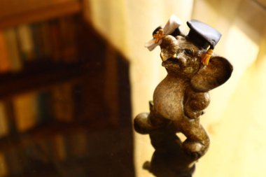 Bir filin güzel porselen heykelciği. oyuncak fil.