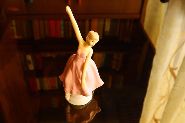Красивая Фарфоровая Фигурка Балерины Игрушка — стоковое фото