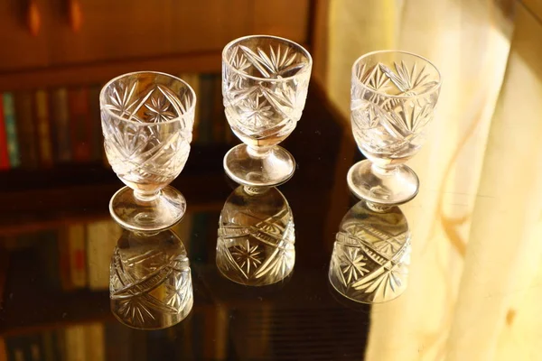 Verres Cristal Pour Alcool Réflexion Dans Miroir — Photo