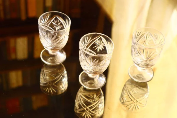 Verres Cristal Pour Alcool Réflexion Dans Miroir — Photo