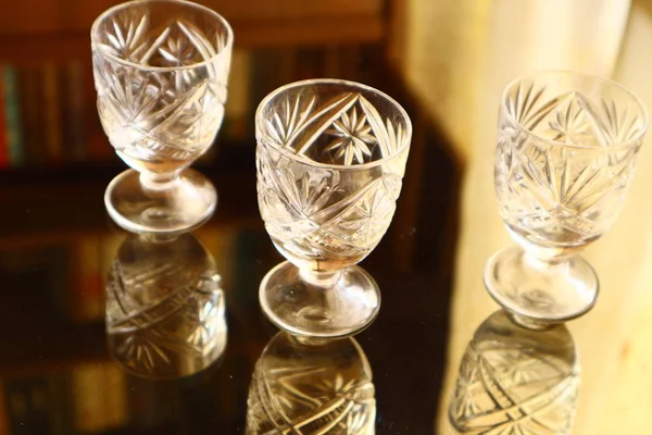 Verres Cristal Pour Alcool Réflexion Dans Miroir — Photo