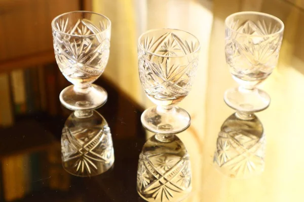 Kristallen Glazen Voor Alcohol Reflectie Spiegel — Stockfoto