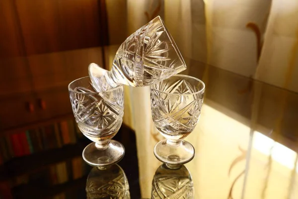 Vasos Cristal Para Alcohol Reflejo Espejo —  Fotos de Stock