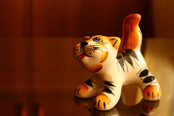 Bir Kedinin Porselen Heykelciği Oyuncak Kedi — Stok fotoğraf